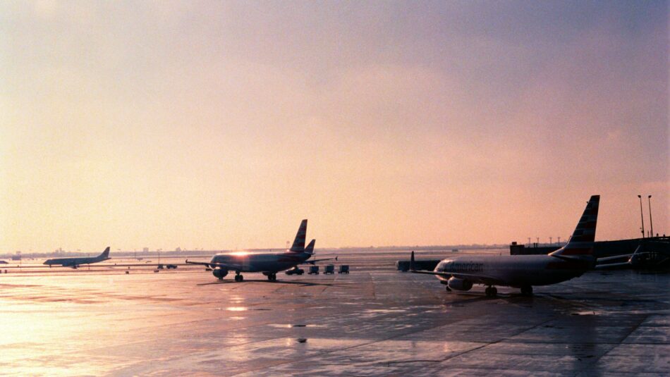 planes lining up at the airport