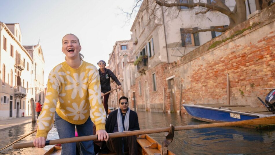 Row Venice, women gondolieri