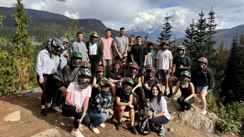 Contiki travellers in Canada on the mountains