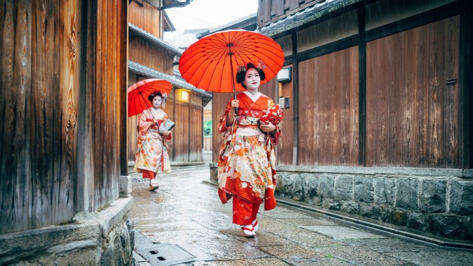 geishas in Japan dressed in their ornate kimonos
